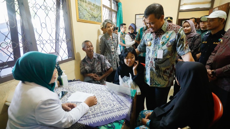 Gubernur Ahmad Luthfi meninjau pelaksanaan program cek kesehatan gratis dan program Speling di Temanggung, Selasa (15/7/2025). (humas pemprov)