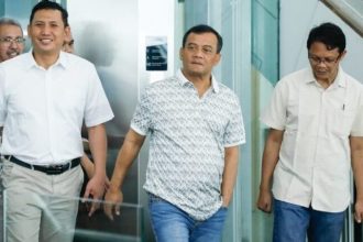 Gubernur Jateng Ahmad Luthfi bersama General Manager Angkasa Pura Cabang Bandara Internasional Ahmad Yani Semarang Fajar Purwawidada Sabtu (26/7/2025) sebelum meresmikan Lounge Mega Diving Resort di Bandara Ahmad Yani.