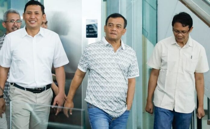 Gubernur Jateng Ahmad Luthfi bersama General Manager Angkasa Pura Cabang Bandara Internasional Ahmad Yani Semarang Fajar Purwawidada Sabtu (26/7/2025) sebelum meresmikan Lounge Mega Diving Resort di Bandara Ahmad Yani.