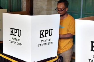 Putusan MK Nomor 135/PUU-XXII/2024 mestinya menjadi penyemangat dalam perbaikan sistem pemilu di Indonesia. Foto ilustrasi warga memberikan suaranya di bilik suara pada Pemilu 2024. Foto: dok/ist