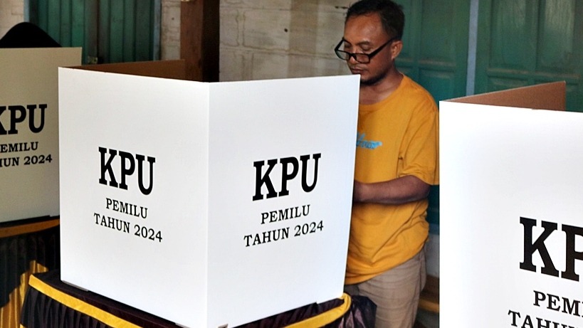 Putusan MK Nomor 135/PUU-XXII/2024 mestinya menjadi penyemangat dalam perbaikan sistem pemilu di Indonesia. Foto ilustrasi warga memberikan suaranya di bilik suara pada Pemilu 2024. Foto: dok/ist