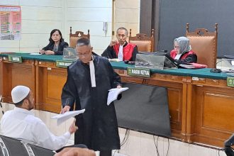 Jaksa menyerahkan surat tuntutan kepada terdakwa Robig Zaenudin dalam sidang di PN Semarang, Selasa (872025). (bae)
