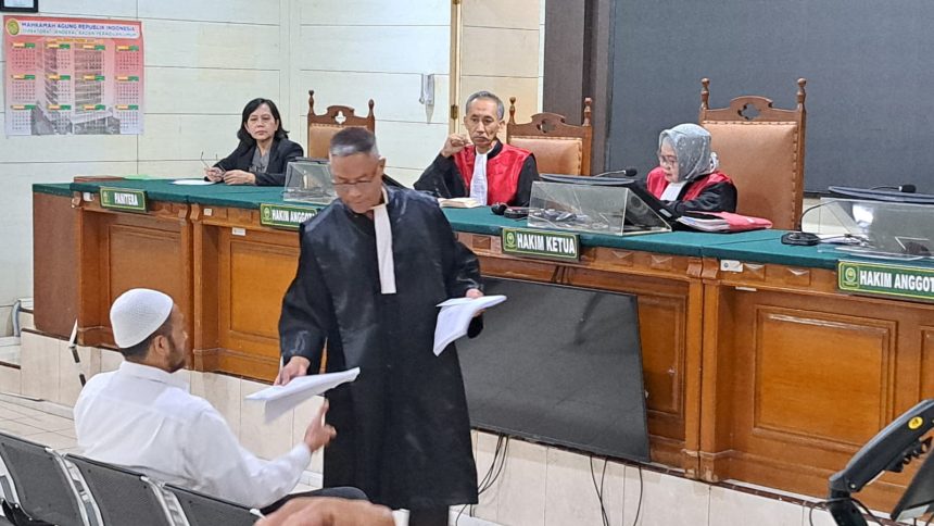 Jaksa menyerahkan surat tuntutan kepada terdakwa Robig Zaenudin dalam sidang di PN Semarang, Selasa (872025). (bae)