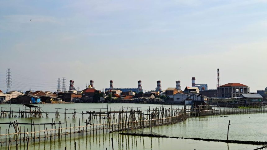 Kondisi perkampungan di wilayah pesisir Senmarang, di Kelurahan Tambakrejo Kecamatan Semarang Utara. Tambak yang tidak lagi produktif, dan ancaman genangan rob yang menghantui sehari-hari. Foto: BAE