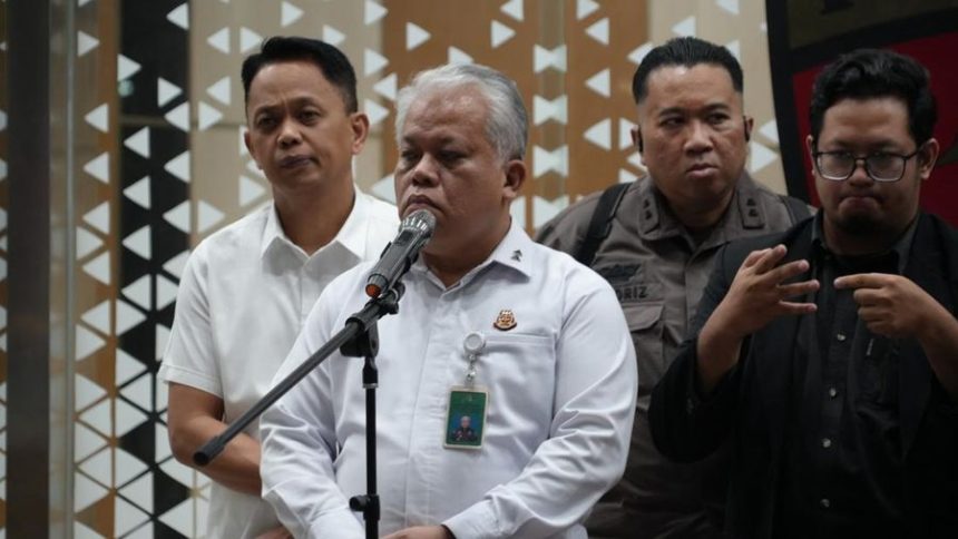 Kejagung mengumumkan status tersangka terhadap bos minyak Riza Chalid dalam kasus dugaan tindak pidana korupsi tata kelola minyak mentah dan produk kilang PT Pertamina. Foto: dok/humas