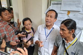 Keluarga korban penembakan didampingi kuasa hukumnya memberi pernyataan usai mendengar sidang tuntutan terdakwa Robig Zaenudin di PN Semarang, Selasa (872025). (bae)