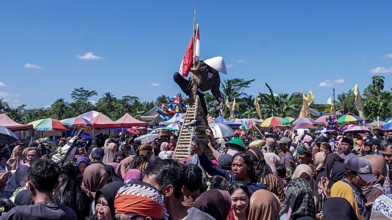Kemeriahan Ruwat Bumi Desa Tanjunganom, Kecamatan Rakit, Kabupaten Banjarnegara, yang digelar di lapangan desa, Kamis (1072025).