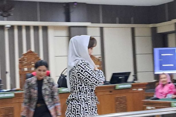 Kepala Bapenda Kota Semarang, Indriyasari alias Iin bersaksi di sidang korupsi Mbak Ita dan Alwin di Pengadilan Tipikor Semarang. (bae)
