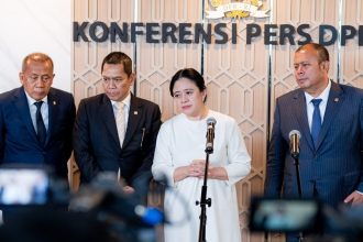 Ketua DPR RI Puan Maharani bersama pimpinan DPR lainnya, memerhatikan sejumlah pertanyaan wartawan yang ditujukan kepadanya dalam konferesi pers di Kompleks Parlemen, Senayan, Jakarta.