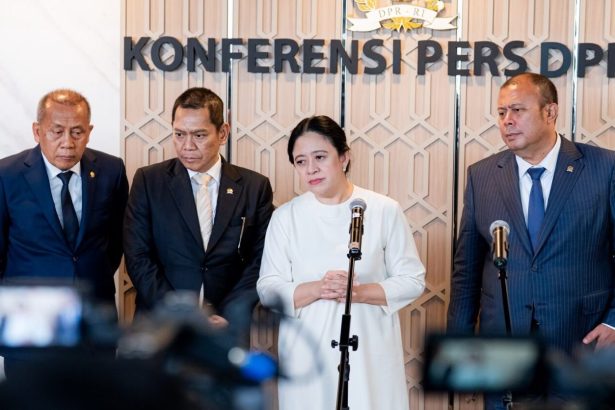 Ketua DPR RI Puan Maharani bersama pimpinan DPR lainnya, memerhatikan sejumlah pertanyaan wartawan yang ditujukan kepadanya dalam konferesi pers di Kompleks Parlemen, Senayan, Jakarta.