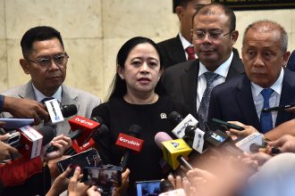 Ketua DPR RI Puan Maharani saat dimintai keterangan oleh awak media terkait polemik penulisan ulang sejarah nasional. Puan meminta agar penulisan ulang sejarah ditulis sejelas-jelasnya, transparan dan akuntabel. Foto: dok/ist