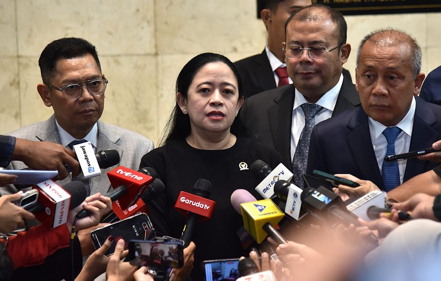 Ketua DPR RI Puan Maharani saat dimintai keterangan oleh awak media terkait polemik penulisan ulang sejarah nasional. Puan meminta agar penulisan ulang sejarah ditulis sejelas-jelasnya, transparan dan akuntabel. Foto: dok/ist
