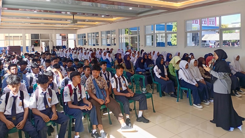 Lulusan SMP yang baru diterima di SMA mengikuti orientasi awal sekolah. (humas pemprov)