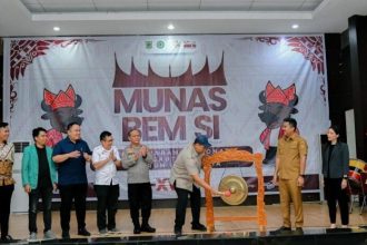 Sejumlah pejabat memukul gong sebagai pembuka gelaran Munas BEM SI. Kehadiran para pejabat dalam Munas BEM SI membuat sejumlah BEM keluar dari keanggotaan BEM SI. 15 BEM kampus Jateng-DIY menuntut BEM SI kembali ke marwah. Foto:dok/ist