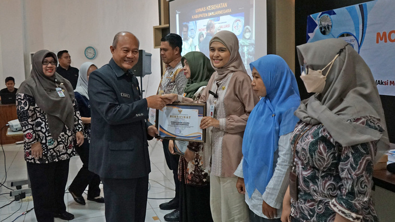 Pemberian penghargaan di sela acara monitoring dan evaluasi pelaksanaan SIMPATIK yang digelar di Aula Dinas Kesehatan Banjarnegara, Jumat (11/7/2025).