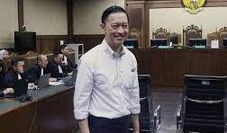 Menteri Perdagangan Tahun 2015-2016 Tom Lembong, divonis Majelis Hakim Pengadilan Tipikor Jakarta Pusat bersalah dan dihukum 4,5 tahun penjara.