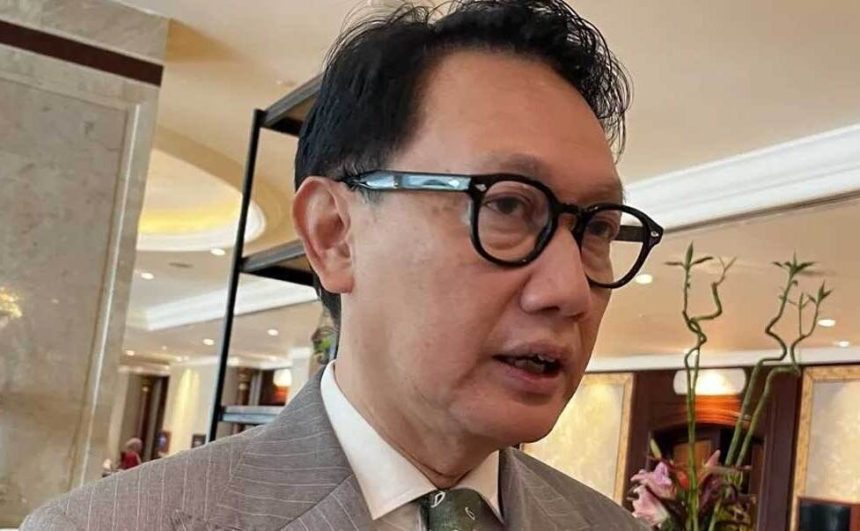 Wakil Menteri Luar Negeri Arif Havas Oegroseno memilih mundur dari jabatan komisaris BUMN menyusul putusan MK yang melarang rangkap jabatan bagi menteri dan tentu saja wakilnya.