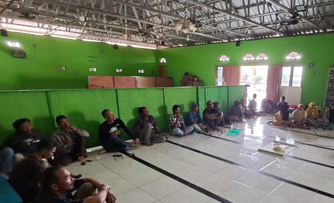 Warga yang tinggal di wilayah pesisir Semarang-Demak, berkumpul dan berdiskusi terkait dengan persoalan lingkungan di sekitar tempat tinggalnya, Sabtu (19/7/2025). Foto: BAE