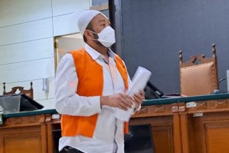 Aipda Robig Zaenudin berjalan dengan membusungkan dada usai menjalani sidang tuntutan di PN Semarang, Selasa (8/7/2025). (bae)
