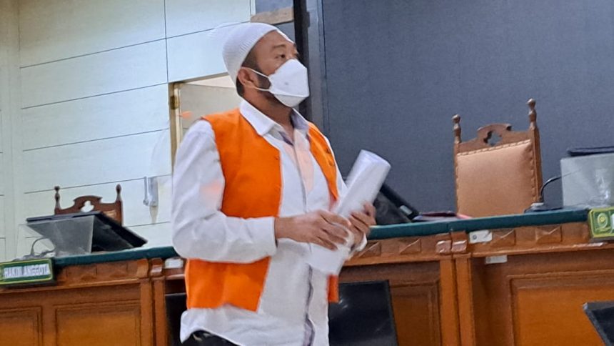 Aipda Robig Zaenudin berjalan dengan membusungkan dada usai menjalani sidang tuntutan di PN Semarang, Selasa (8/7/2025). (bae)
