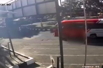Tangkapan layar rekaman CCTV yang memperlihatkan peristiwa Feeder tabrak pekalan kali di Bundaran Klipang Semarang. (medsos)