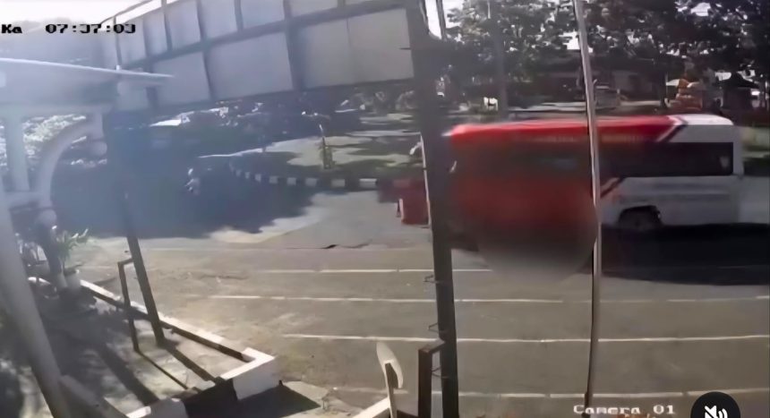 Tangkapan layar rekaman CCTV yang memperlihatkan peristiwa Feeder tabrak pekalan kali di Bundaran Klipang Semarang. (medsos)