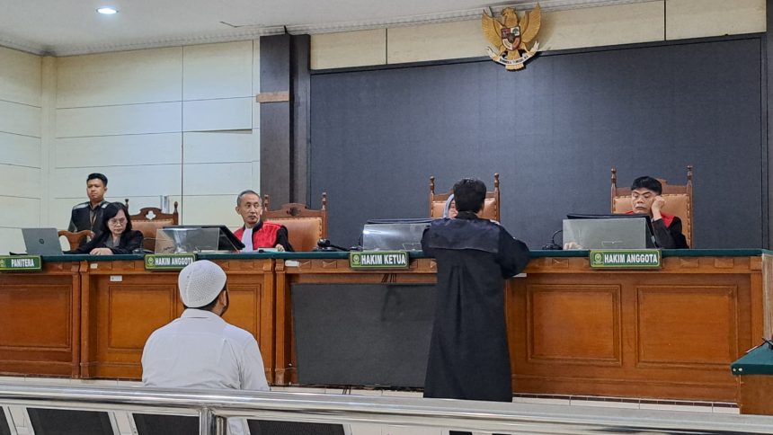 Terdakwa Aipda Robig Zaenudin (baju putih) mengikuti sidang pledoi di PN Semarang, Selasa (15/7/2025). (bae)