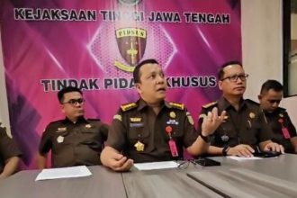 Aspidsus Kejati Jateng, Lukas Alexander Sinuraya (tengah) sedang menjelaskan kasus korupsi pembiayaan ekspor LPEI Surakarta. (humas kejati)