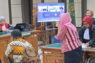 Mbak Ita berdiri usai diperiksa sebagai terdakwa dalam sidang korupsi di Pengadilan Tipikor Semarang, Rabu (23/7/2025). (bae)