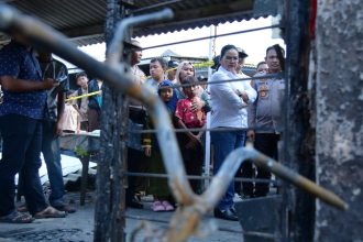 Wali Kota Semarang, Agustina Wilujeng, meninjau lokasi kebakaran di Jalan Pesanggrahan Raya, Kelurahan Mlatibaru, Kota Semarang, Jumat (25/7) sore.