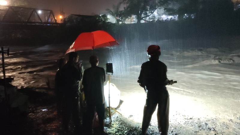 Tim SAR berupaya menyelematkan pekerja penguatan talud Sungai Klawing di Purbalingga, Minggu (3/8/2025) malam.