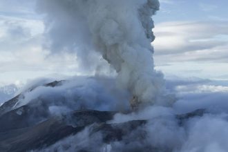 Gunung Krasheninnikov Rusia yang tidur 600 tahun atau sekitar 5,5 abad, tiba-tiba meletus, Minggu (3/8/2025). Foto: dok