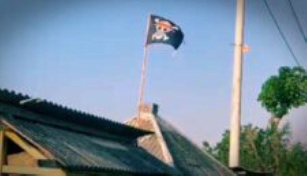 Warga Tuban didatani aparat gabungan setelah bendera One Piece dikibarkan di atap rumahnya.