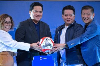 Ketua Umum PSSI Erick Tohir bersama Direktur PT. LIB Ferry Paulus dan mitra kompetisi saat peluncuran Super League Indonesia musim kompetisi 2025-2026 di Jakarta, Minggu (3/8/2025). foto: dok/PSSI