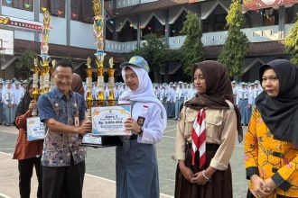 Sejumlah pelajar tingkat SMP dan SMA di Kabupaten Banjarnegara menerima penghargaan Lomba Resensi Berbasis Koleksi Perpustakaan yang diserahkan pada Jumat, 1 Agustus 2025 di SMAN 1 Banjarnegara.